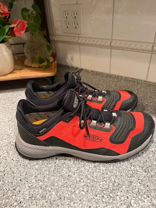 Keen Men's Red and Black Low-Top Sneakers Water Resistant Sz 13