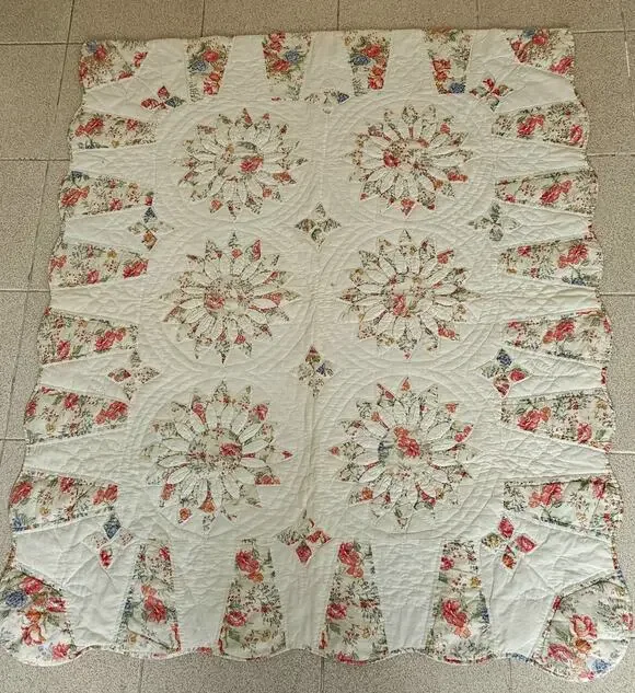 Vtg Patchwork Quilt Roses Floral Pattern Cream Cottagecore Scalloped 42