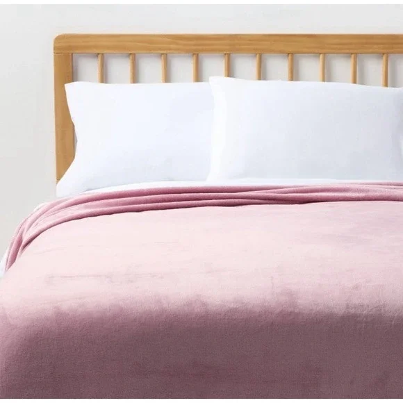 Twin/Twin XL Plush Blanket Blush Pink - Room Essentials