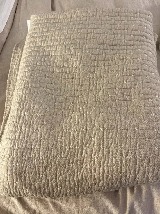 Macys Cotton Quilt sz Queen NWOT