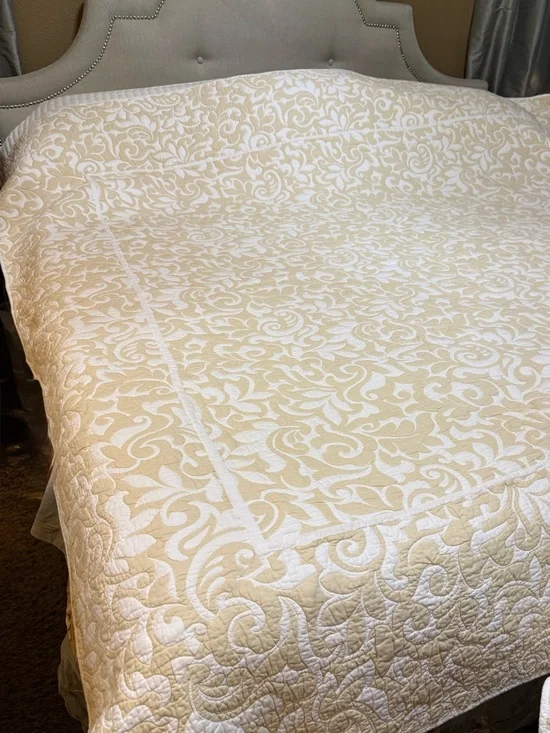 Classic Floral Queen Quilted Bedspread - Cream & White with 2 matching shams