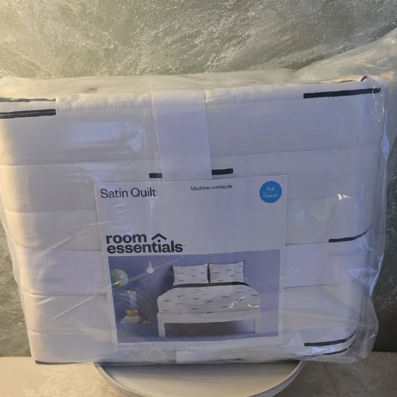Room Essentials Satin Quilt White & Black Bars Midweight Sateen Full/Queen New