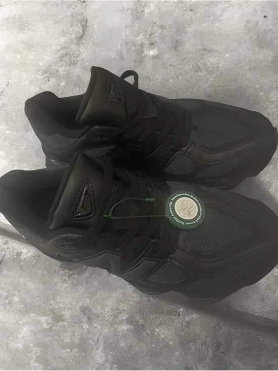 New Balance Men's Black Performance Sneakers