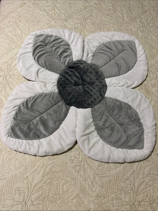 Plush Flower Bath Mat - Gray and White