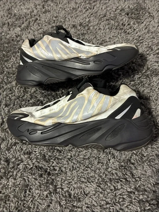 Adidas Yeezy 700