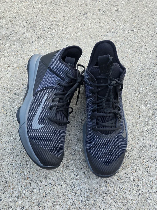 Nike Men's LeBron Witness IV Sneaker  Men Size 11