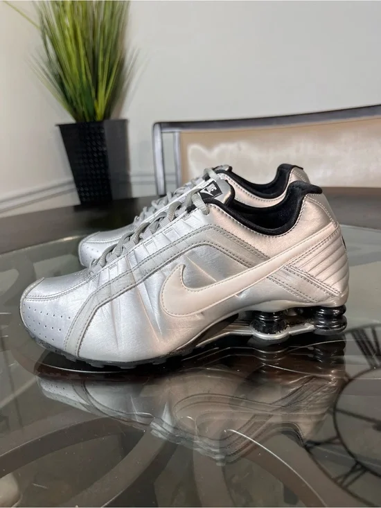 Nike Shos NZ Metallic Silver Women’s Sneakers Sz 8.5