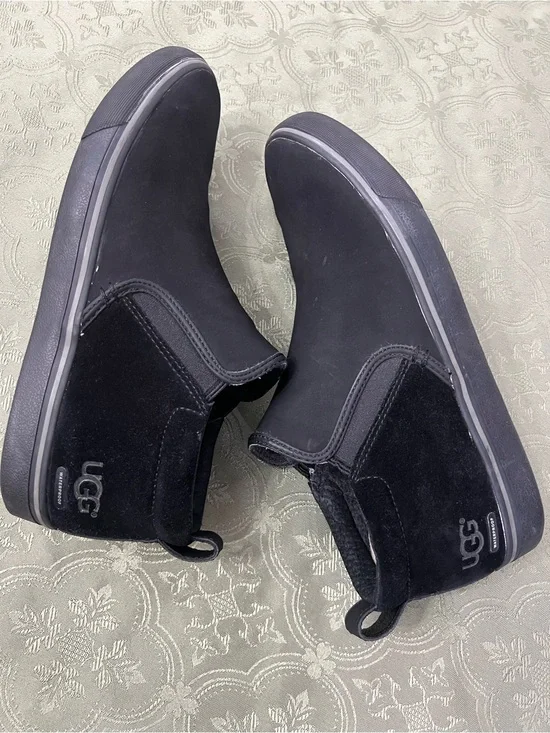 UGG Kemp man’s Black Slip-On with Suede Panels size 10