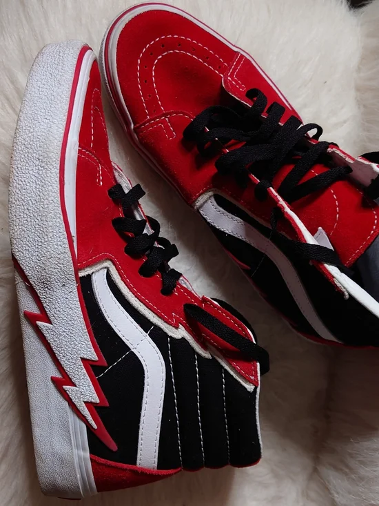 Vans Black and Red Skate Shoe M7. 5 W9 Limited Edition Lightning Bolts
