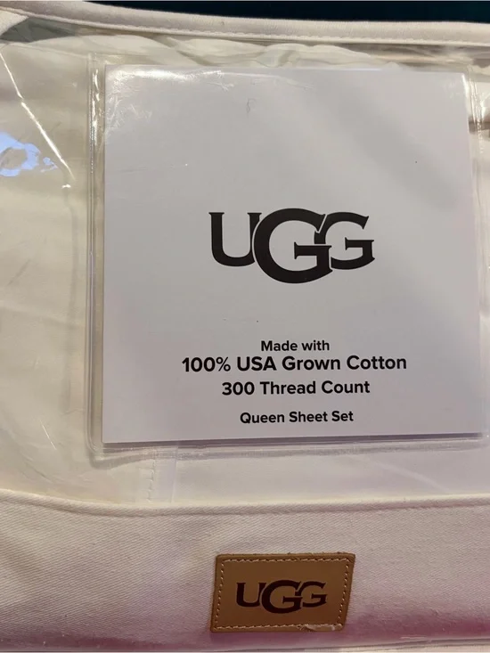 UGG Queen Sheet Set in White with Tan Logo Patch