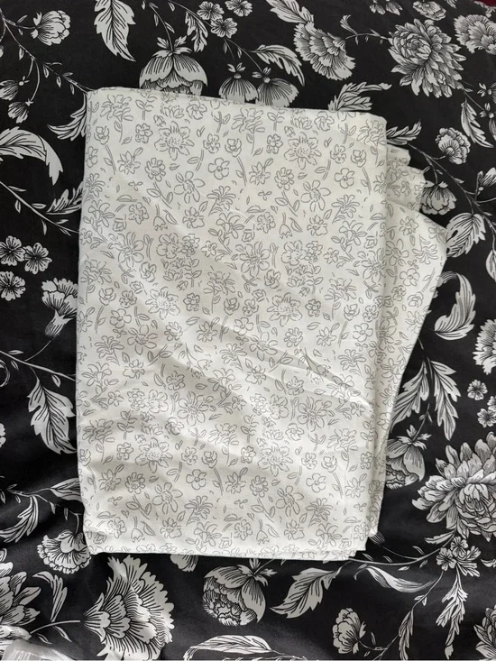 Room Essentials Grey Floral Twin/ Twin XL Flat Sheets