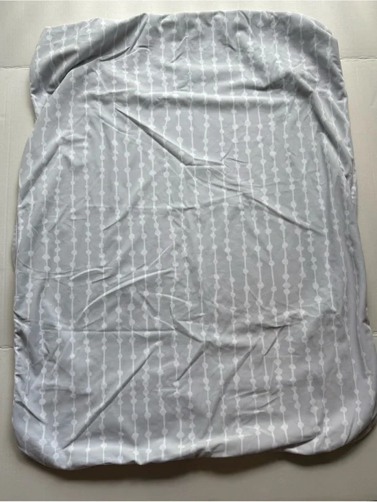 4moms Breeze Playard fitted sheet in the gray crosshatch