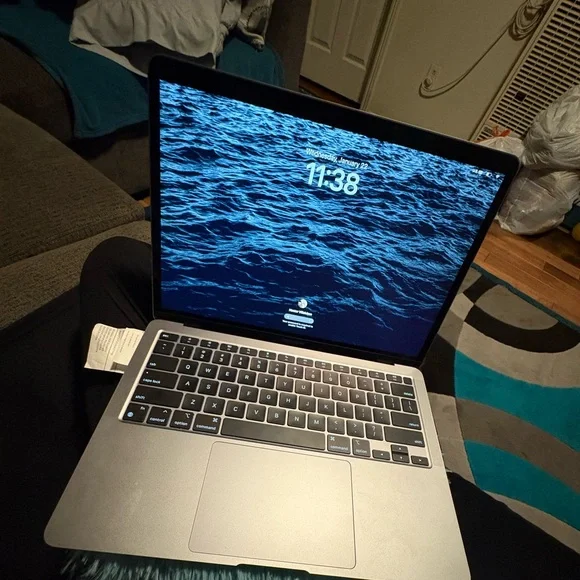 MacBook Air 2020 13.3 M1 chip  Used for 2 weeks basically brand