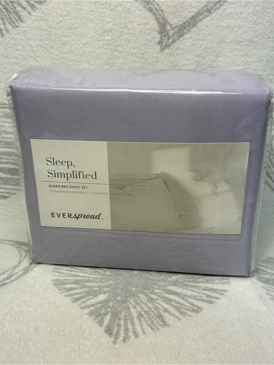 Everspread Queen bed sheet set features a soothing lavender color
