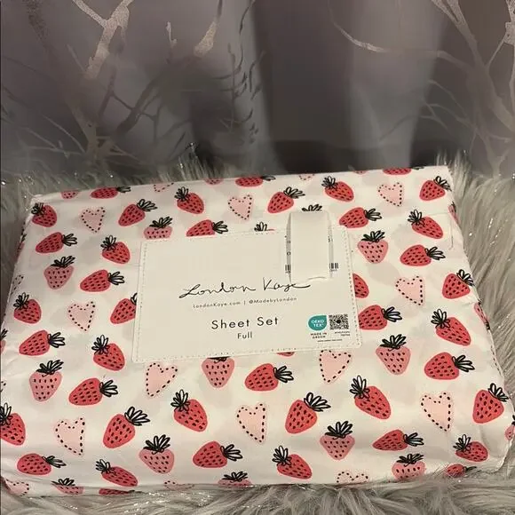 BNWT London Kaye Valentine's Day Strawberry Sheet Set - Size Full