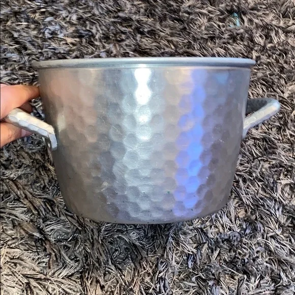 Vintage pounded aluminum ice bucket Everlast 5001.