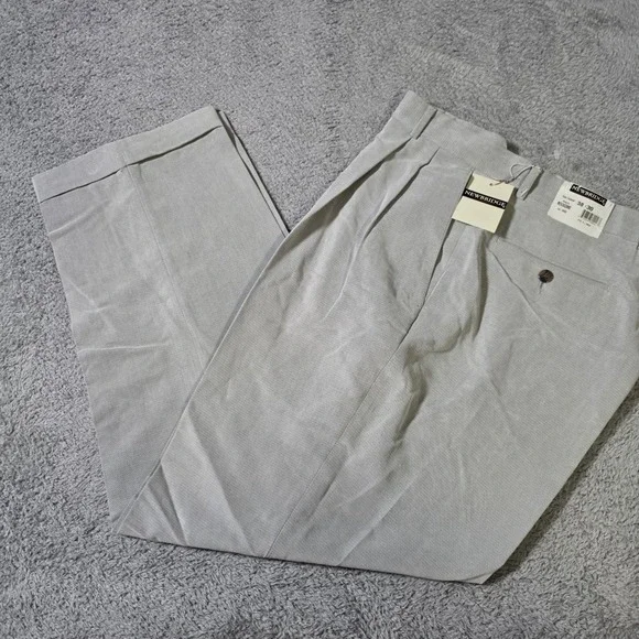 Newbridge Mens 38x30 Dress Pants Grey Pleated Cuffed Viscose Blend M24343080
