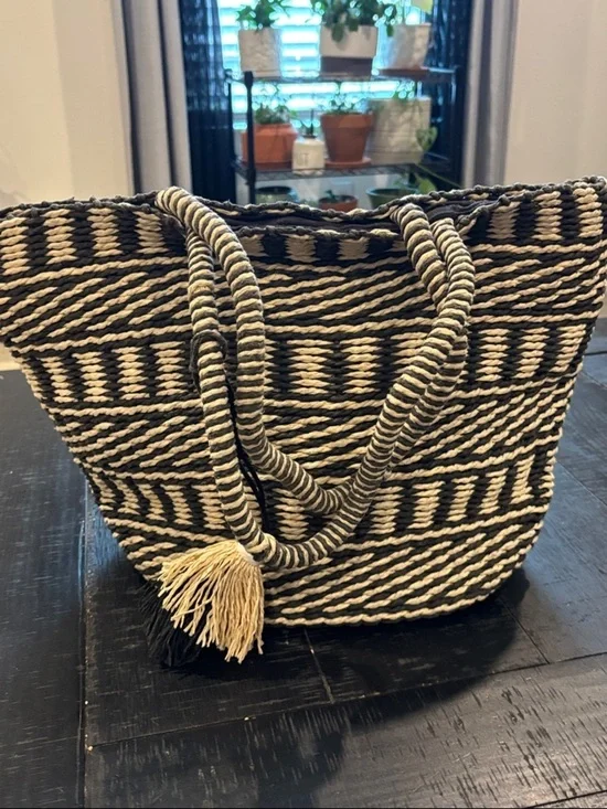 Lucky Brand Woven Boho Beach Bag Tote Tassel Vacation
