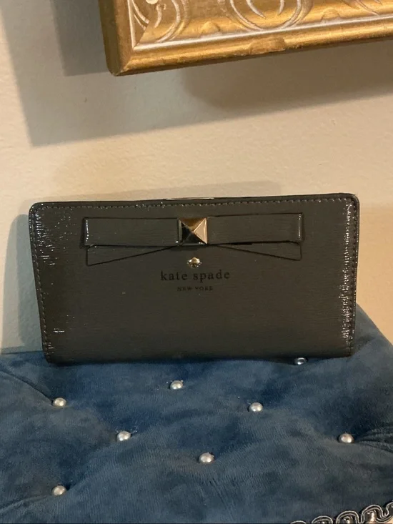 kate spade NY Beacon Court Gray Saffiano Bow Long Wallet White Interior GUC