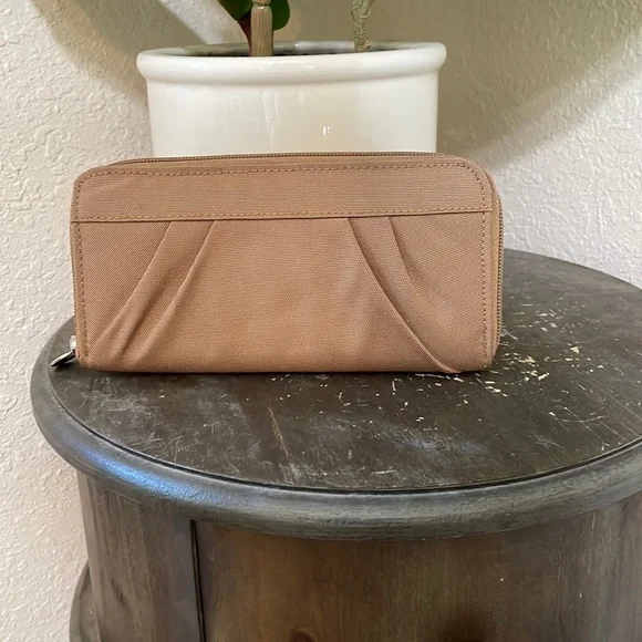 TRAVELON zipper closure wallet