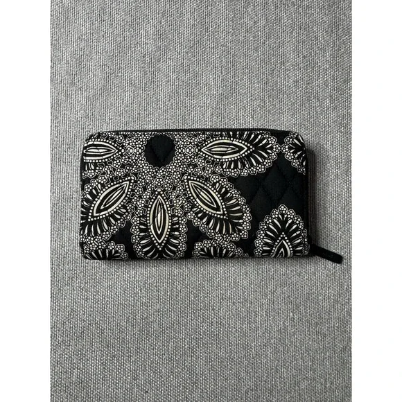 Vera Bradley Women's Large Zip-Around Wallet Black & White Blanco Bouquet