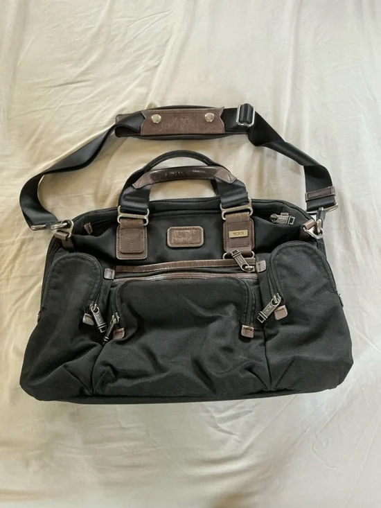 Tumi Model 22619HKH Laptop Shoulder Briefcase