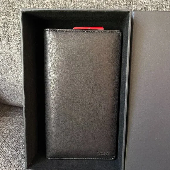 TUMI Men's Leather Phone Wallet NWT