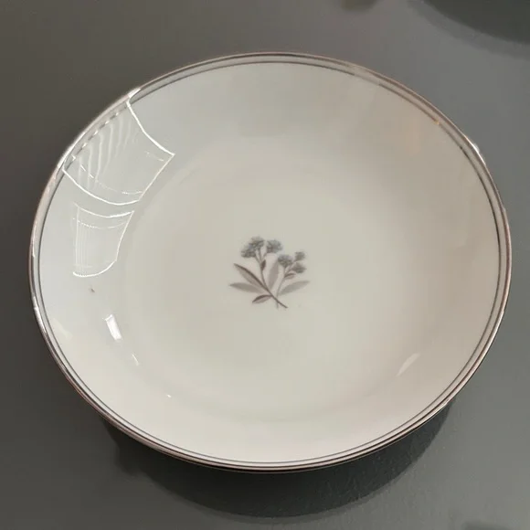 Noritake Bessie 5788 Elegant White with blue Floral sauce, fruit, dessert Bowls