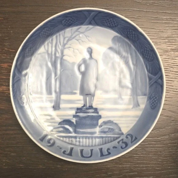 1932 Royal Copenhagen Frederiksberg Garden Blue White Porcelain Collector Plate