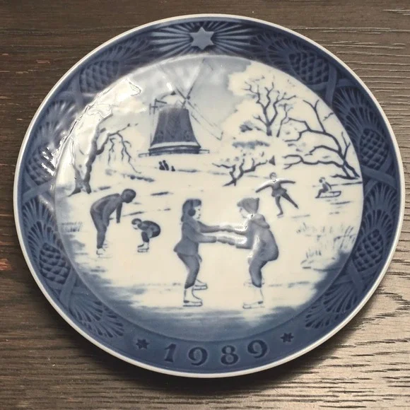 1989 Royal Copenhagen The Old Skating Pond Blue White Porcelain Collector Plate