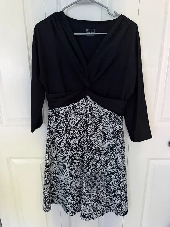 Title Nine Black White Floral Print Dress Size Medium 3/4 Slv. Twist V Neck Knee