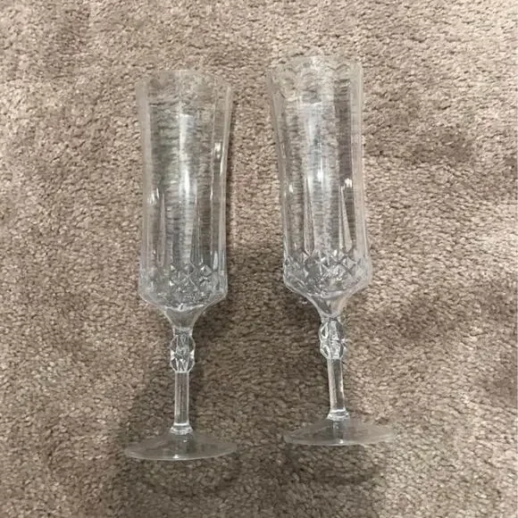 Plastic champagne flutes