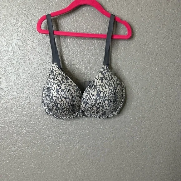 Victoria’s Secret plunge Fabulous Bra size 32 DD‎