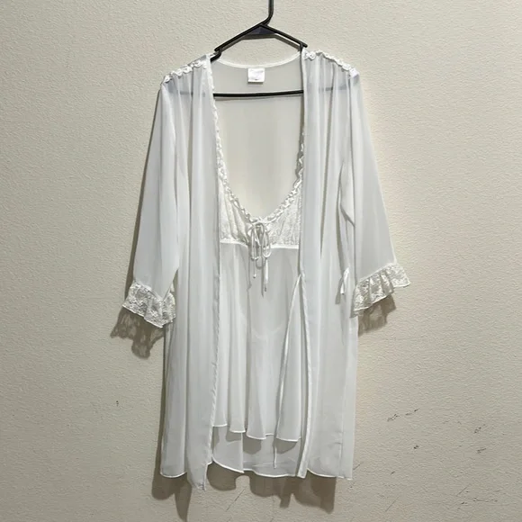 White Sheer Lace Trim Robe &‎ gown / Box 50