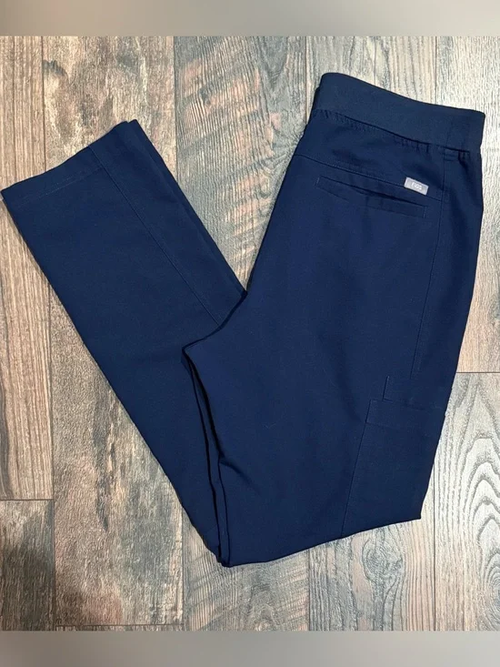 Men's Axim Cargo Scrub Pants by FIGS