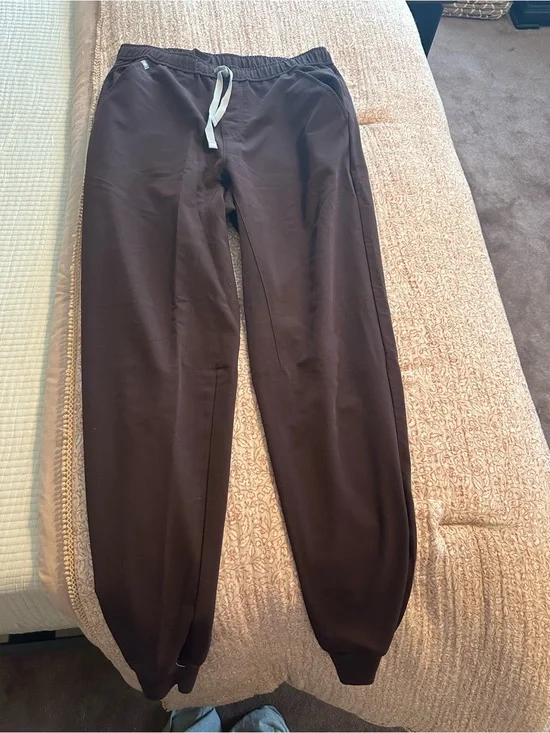 Figs Men's Tansen joggers in Espresso. Medium tall