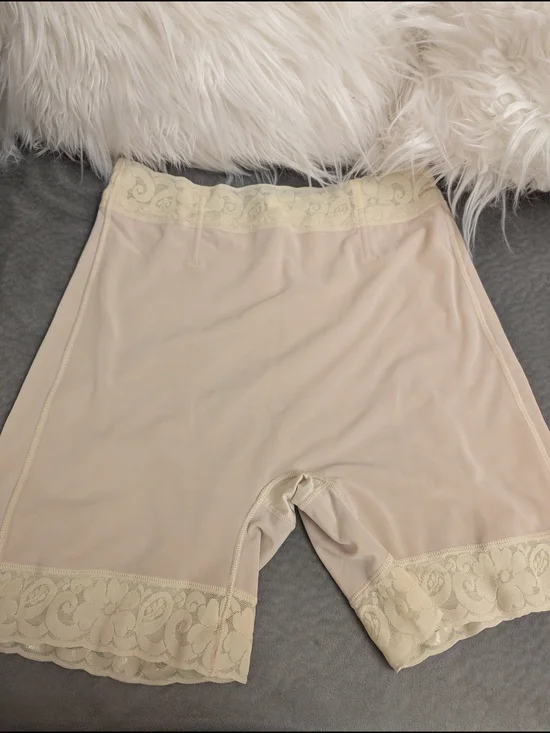 Women’s Lace-Trim High-Waist Shaping Shorts - Cream