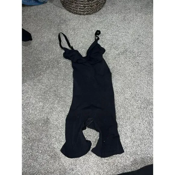 Skims sculpting bodysuit with shorts size large in onyx
