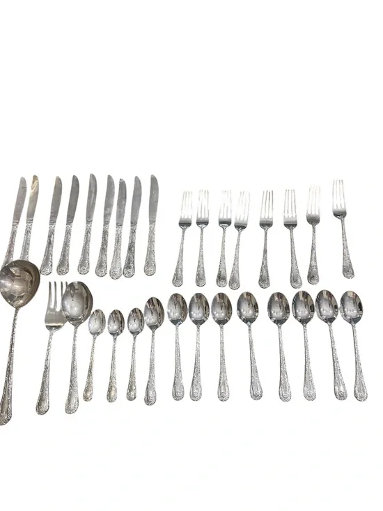 Wm Rogers & Son Silverplate Flatware Set 32 Piece Floral Scroll Pattern