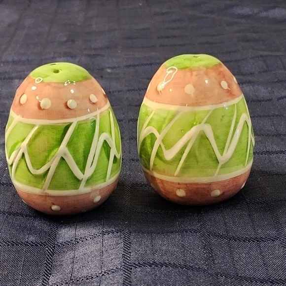 Easter Egg Green And Pink Salt And‎ Pepper Shakers