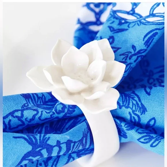 NIB Set of 4 Lilly Pulitzer White Lotus Floral Ceramic Napkin Rings