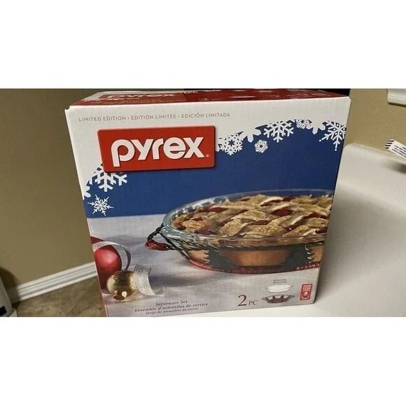 NIB Limited Edition holiday Christmas trees‎ 2  Piece Pyrex serverware Set