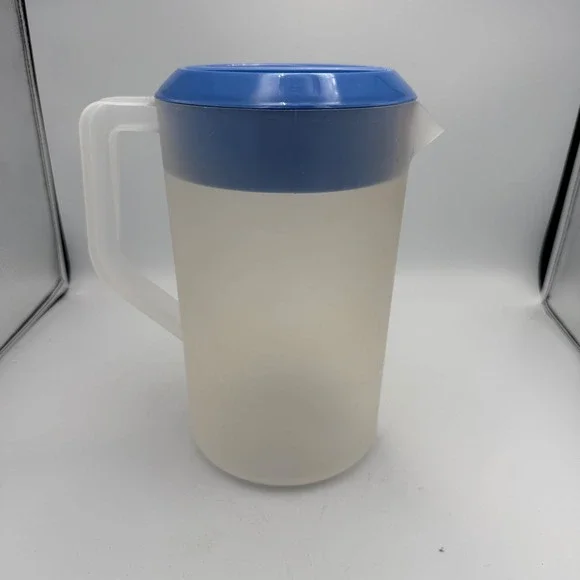 Rubbermaid 1 Gallon Plastic Pitcher with Blue 3-Way Lid 3.8L Frosted 2718 USA