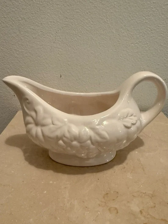 Tabletop Gallery Harvest Gravy boat holds 2 cups.