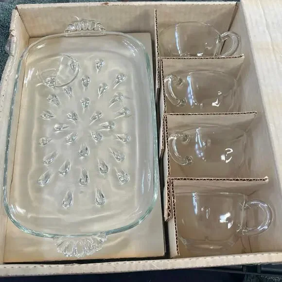Informal Snack Set by Hazel-Atlas 4 Plates 4 Cups in Original Box