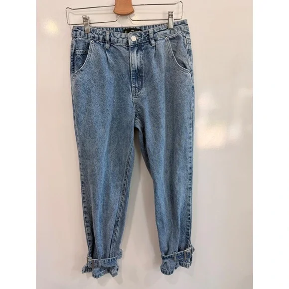 Missguided Riot High Rise Mom Jeans Blue Buckle Ankle Light Wash Denim 6R