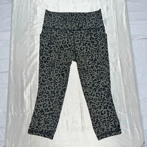 Athleta Salutation II Capri Leggings Olive Green Leopard Print Pockets Womens M