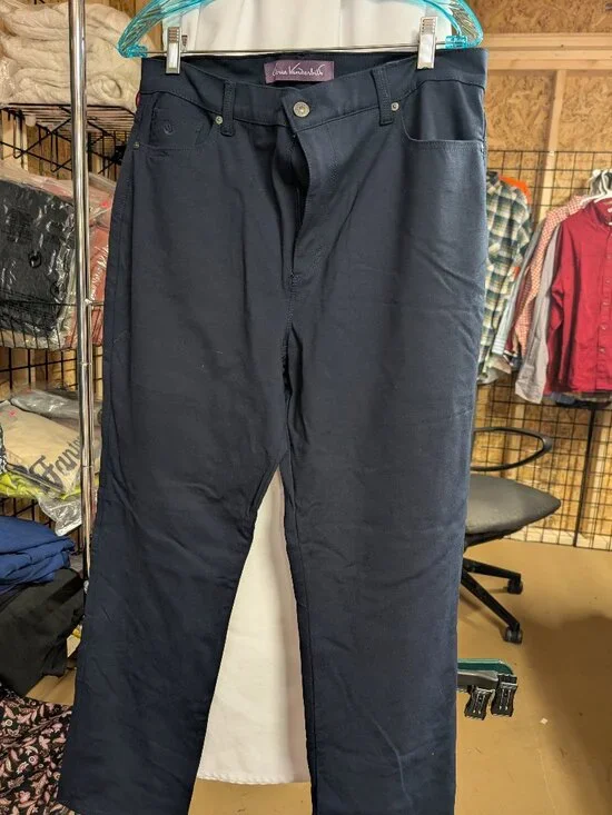 Gloria Vanderbilt Women's Pants Size 16 - Classic Design