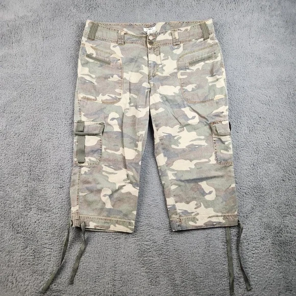 Y2K Camo Cargo Capris Women's 10/12 (1B) Armycore Utility Grunge Streetwear Cato
