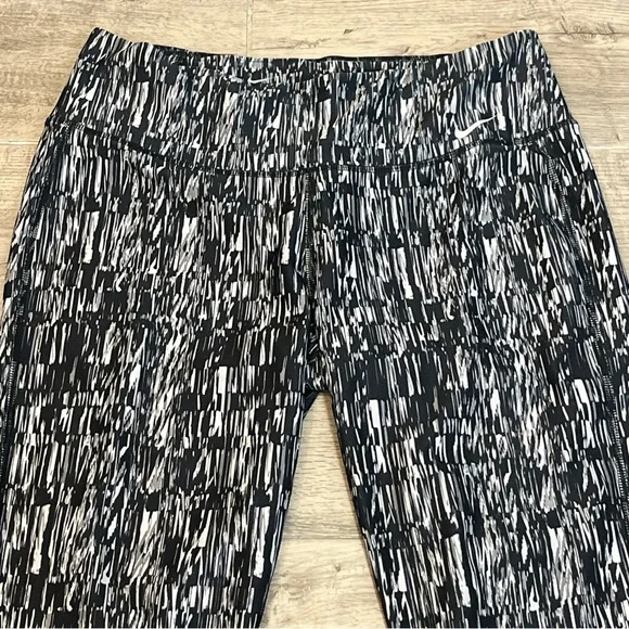 Nike Women’s Power Poly Screen Printed Capri Crop Legging Pant Size Medium Black